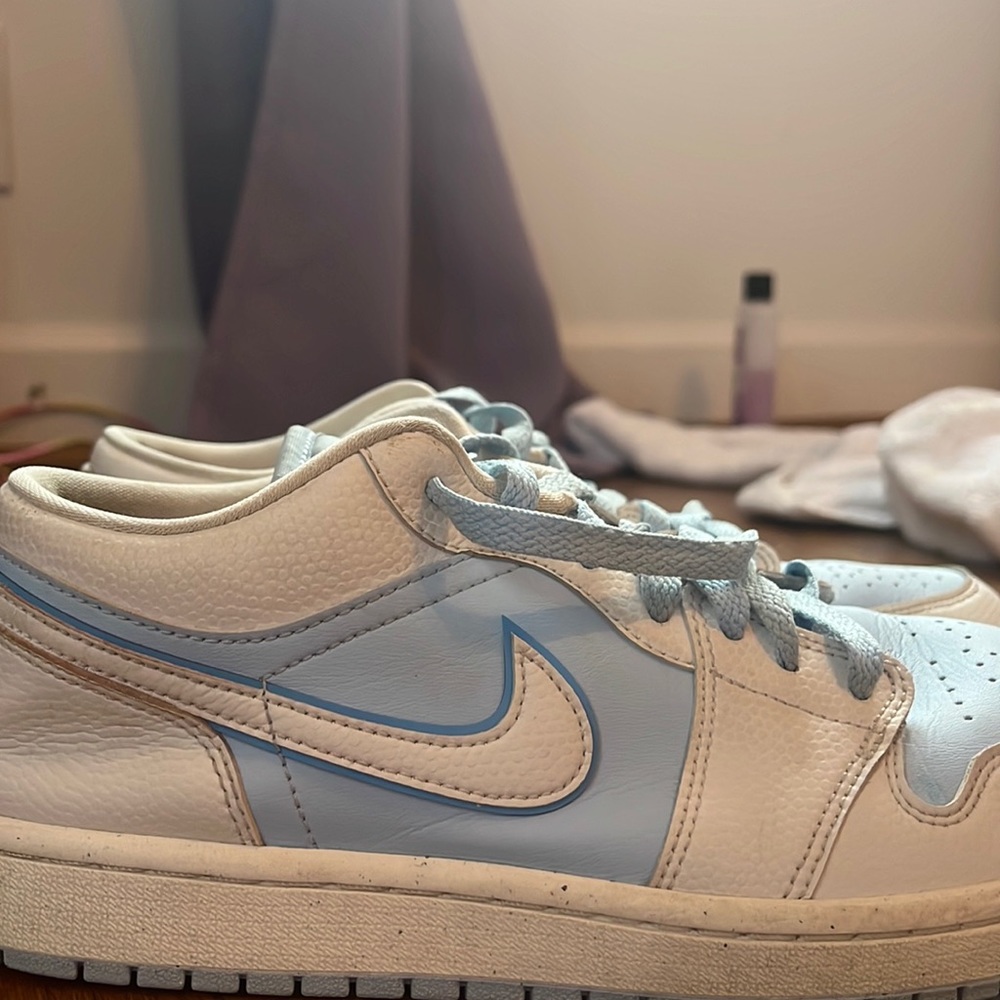 Women’s low top ice blue Jordens size ten